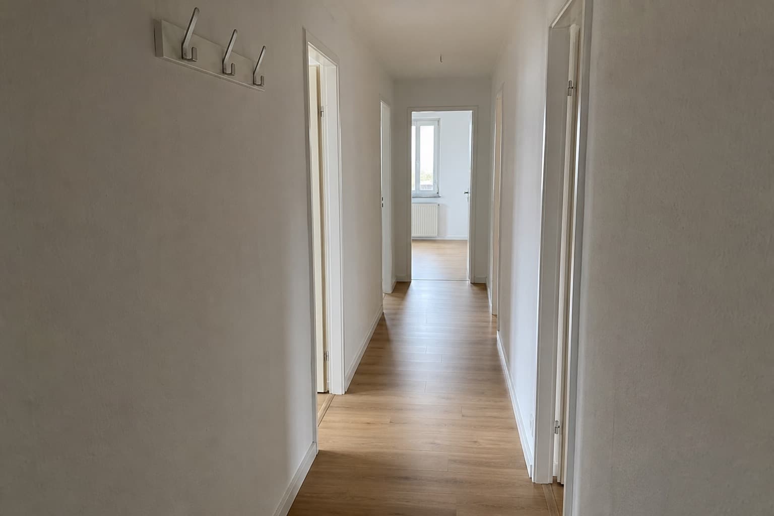 Couloir d'immeuble propre après entretien professionnel Gzimmo