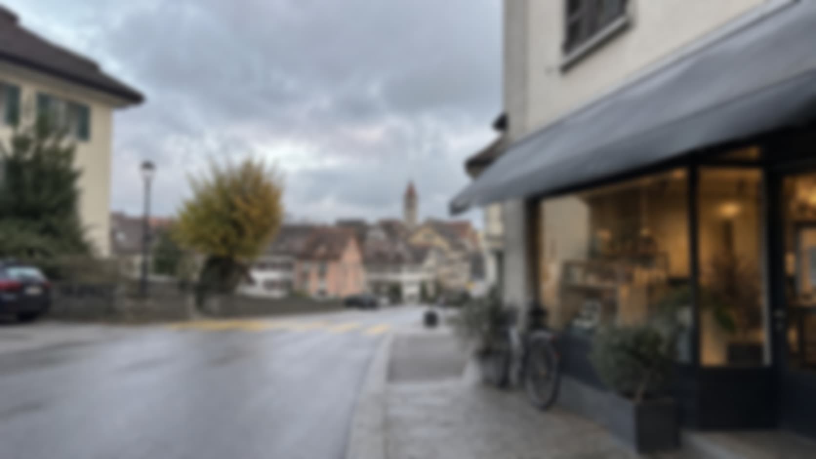 Rue de village sous un ciel gris