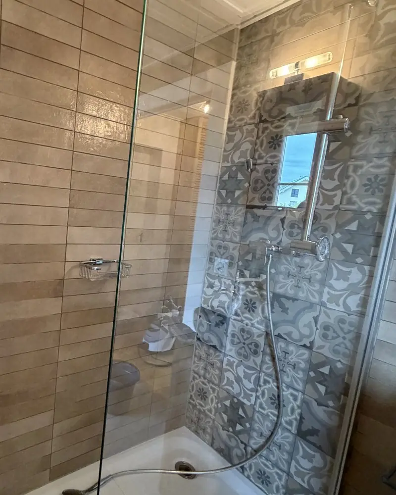 Paroi vitrée de la douche après détartrage, fin de bail à Romont